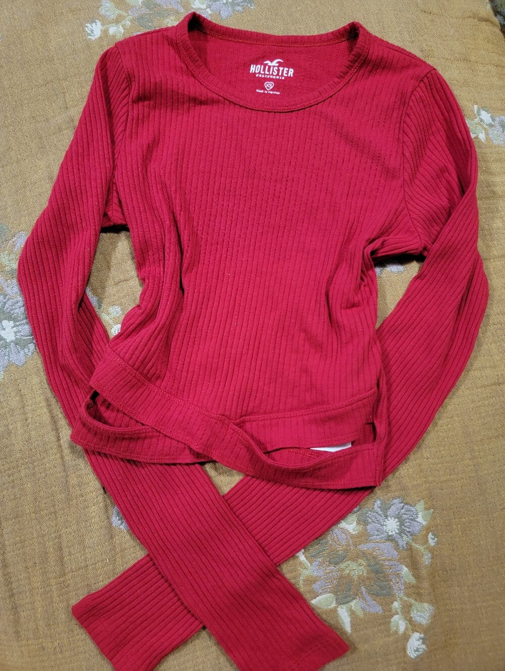 RED HOLLISTER LONG SLEEVE COTTON BLEND TOP